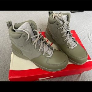 New Nike Manoa Boots Never worn. Grab them now.!
